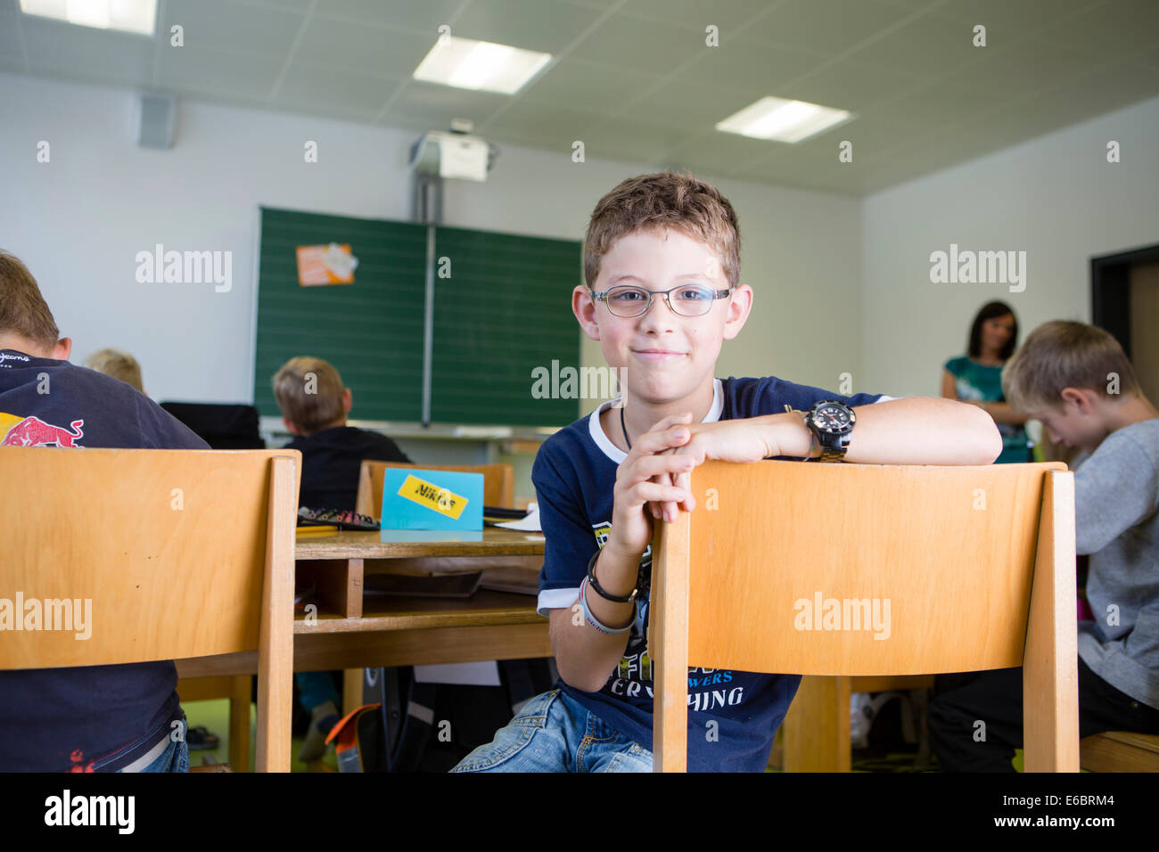 Ragazzo in una scuola elementare a classe, Reith im Alpbachtal, distretto di Kufstein, Tirolo, Austria Foto Stock