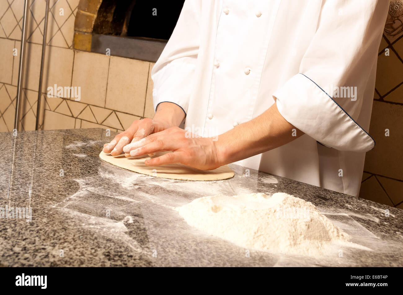 Close up di Chef la realizzazione di una base per pizza Foto Stock
