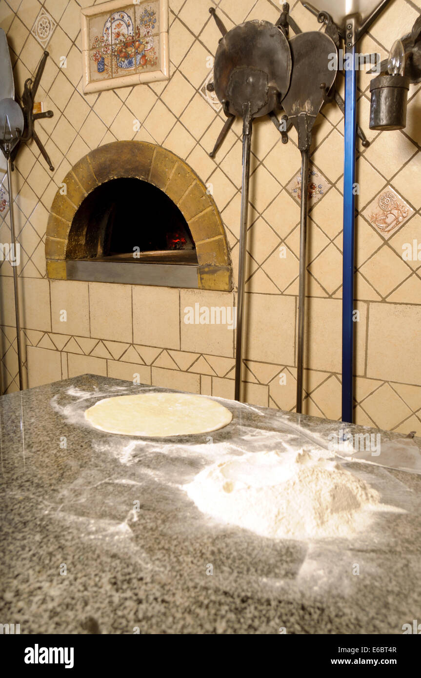 Si tratta di forno da pizza in classico stile italiano Foto Stock