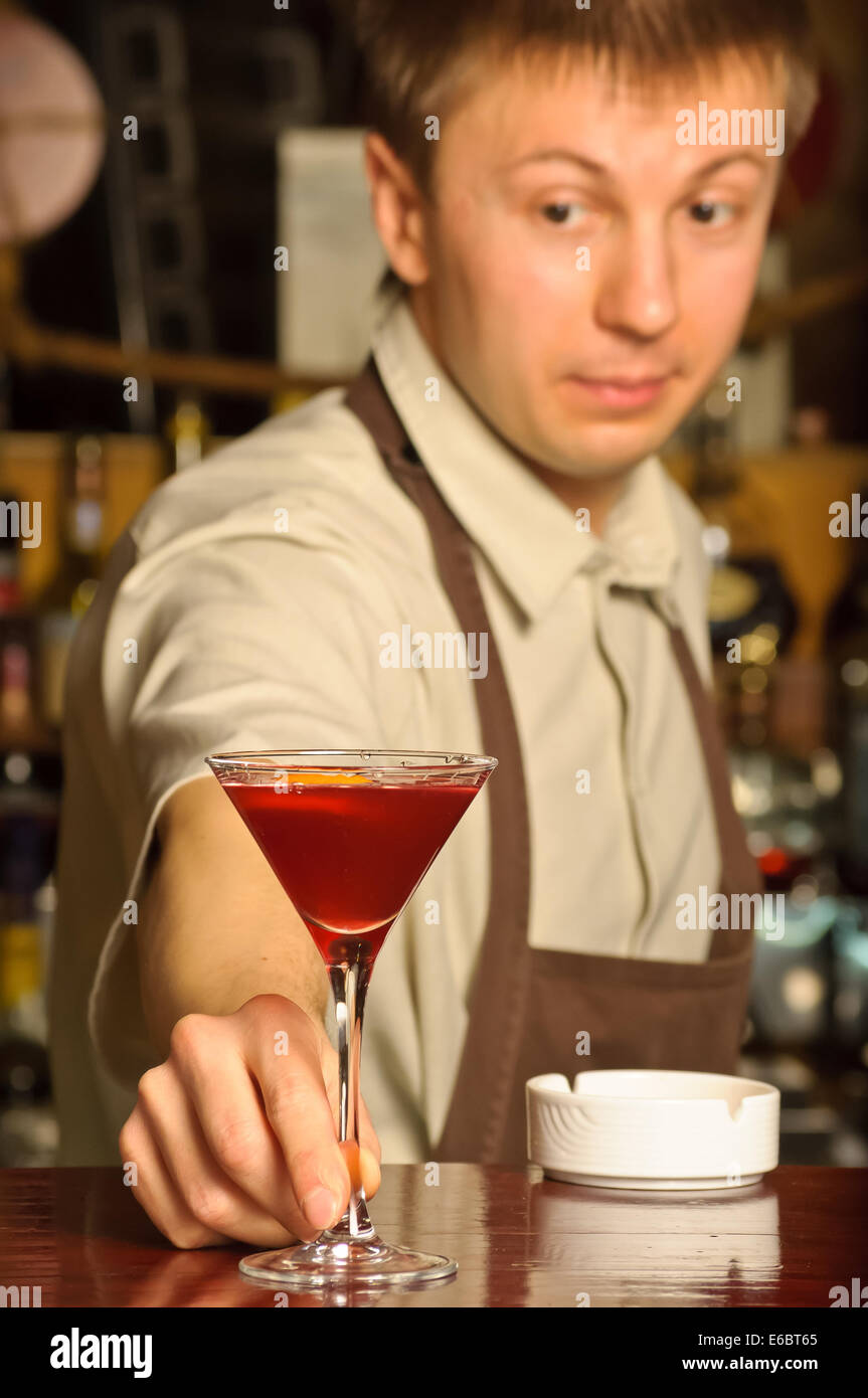 Barman tiene il vetro con cocktail - interni Foto Stock