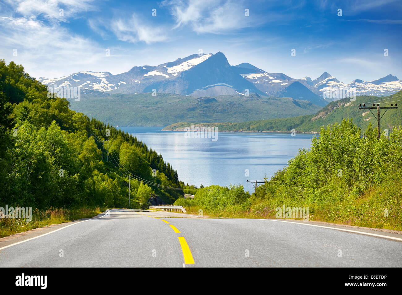 Autostrada E6, fiordo e montagne sullo sfondo, Norvegia Foto Stock