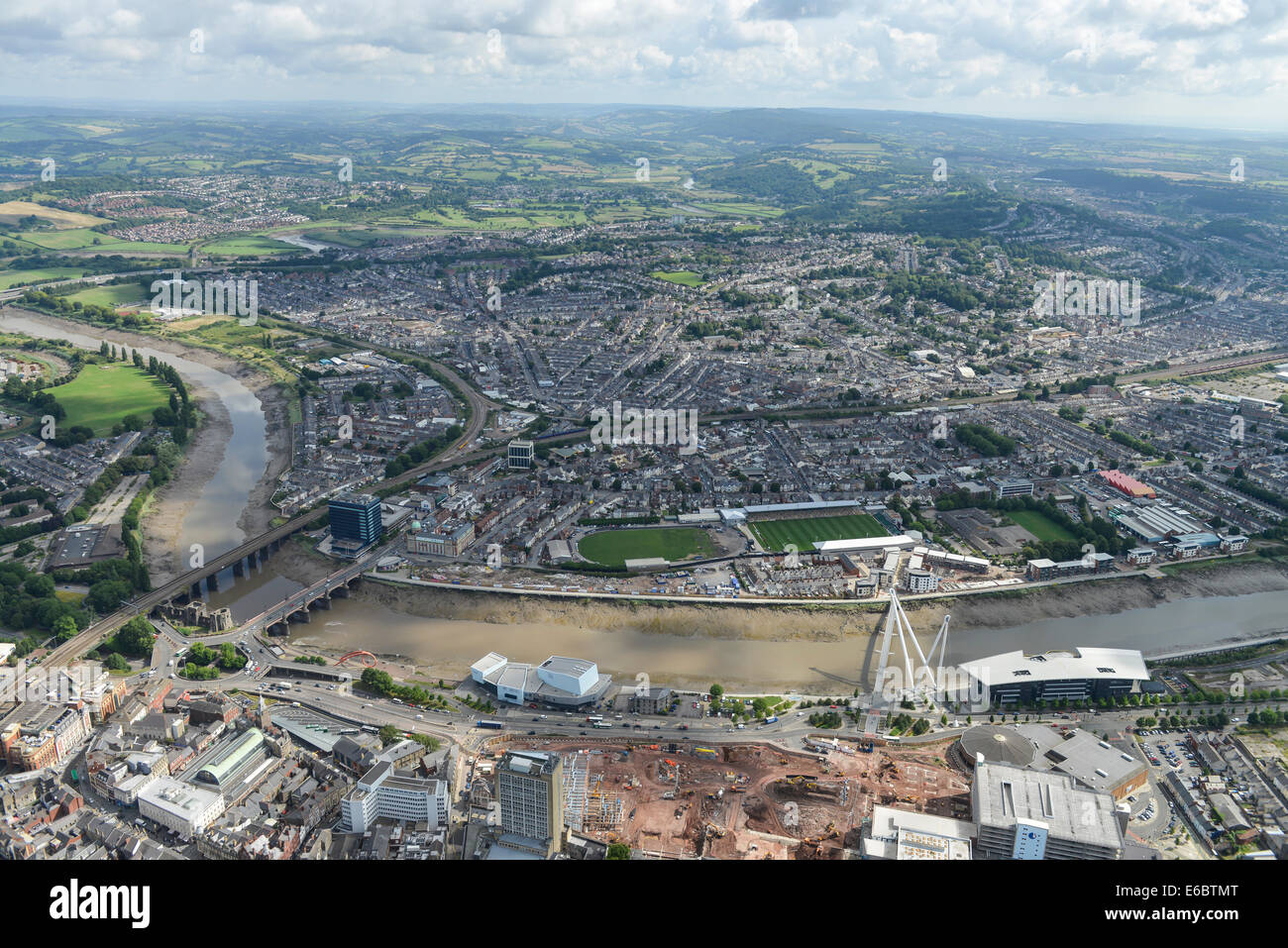 Una vista di Newport, Galles guardando attraverso il fiume Usk con Rodney Parade, casa di newport gwent Dragons Rugby visibile. Foto Stock