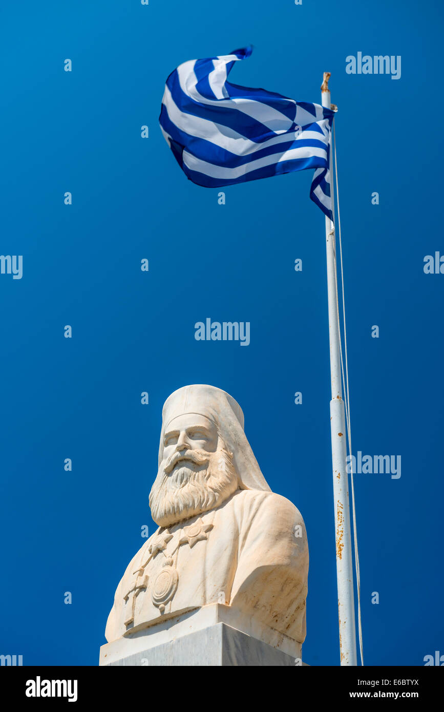 La statua del famoso scrittore greco, Nikos Kazantzakis con sventola Bandiera Greca Foto Stock