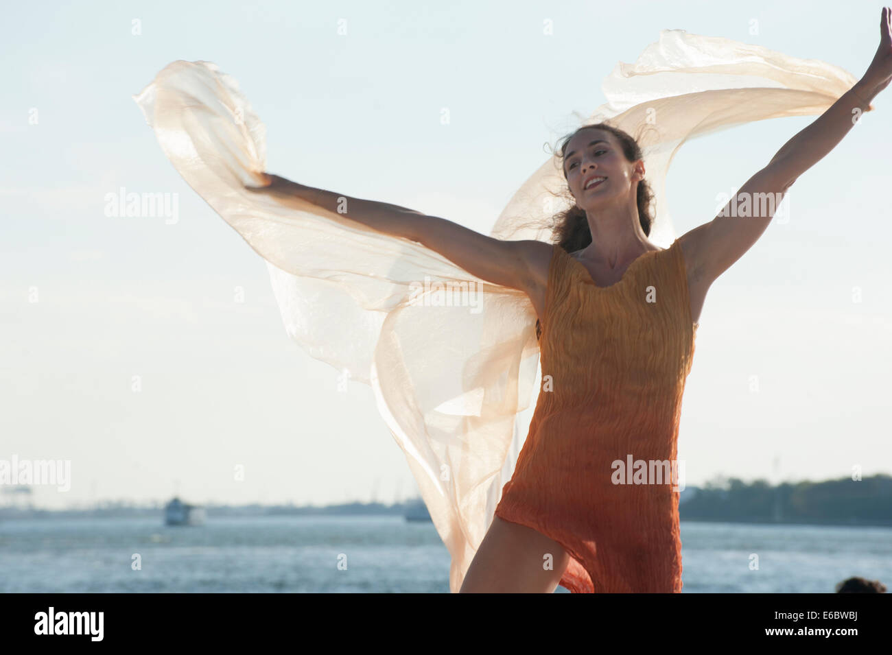 Un ballerino di Isadora Duncan Dance Company diretta da Lori Belilove presso il Downtown Dance Festival in New York City. Foto Stock