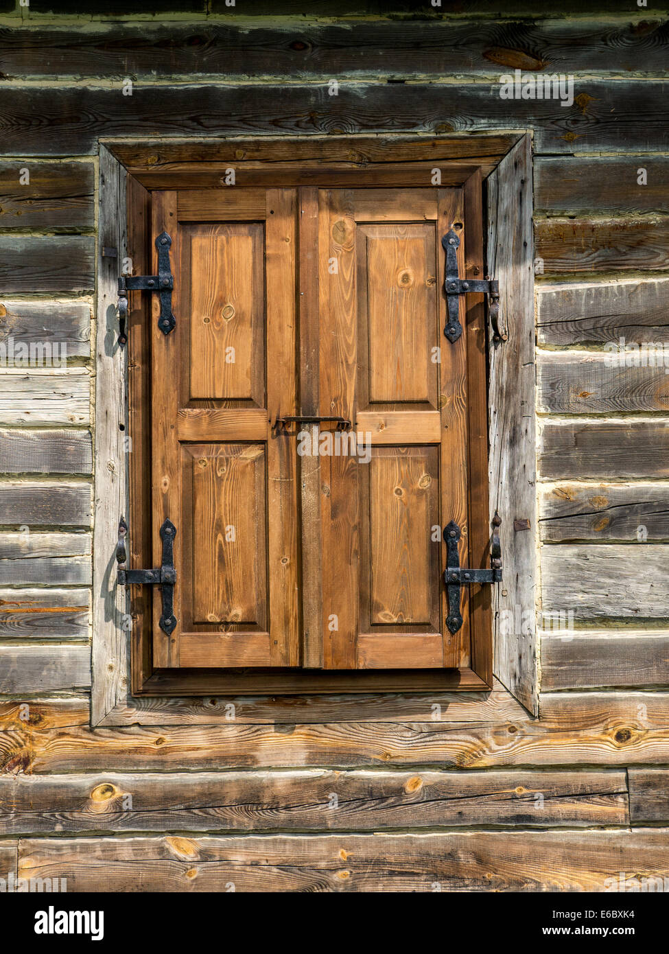 Vecchio rustico in legno persiane alle finestre Foto Stock