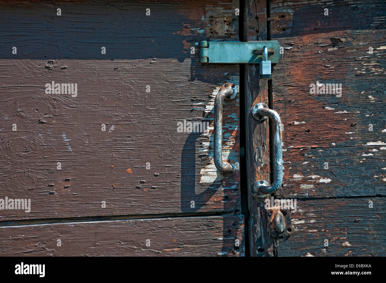 Primo piano delle porte del vecchio magazzino e lucchetto Inghilterra Regno Unito GB Gran Bretagna Foto Stock