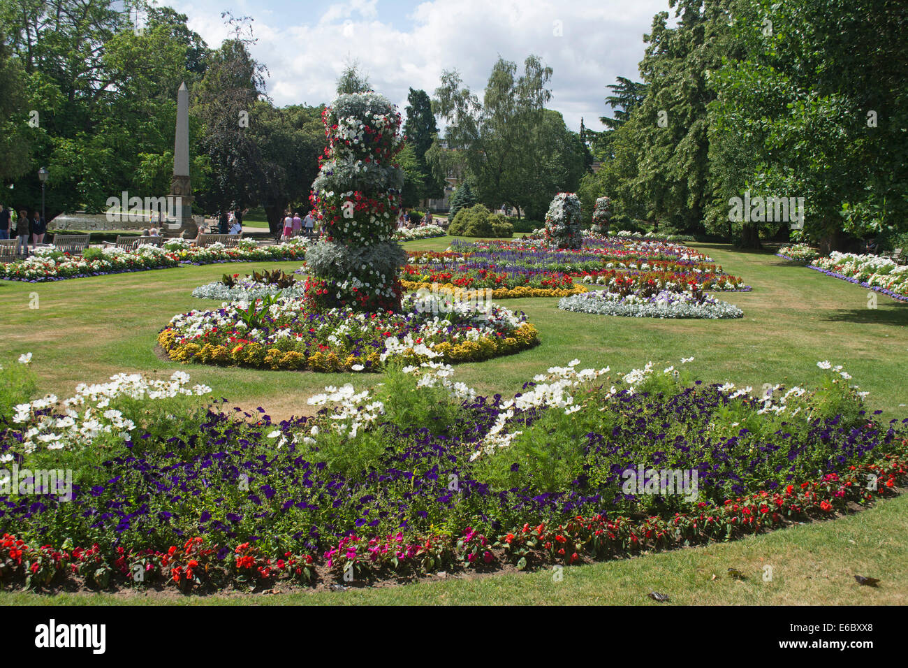 Display floreale al Jephson Gardens, giardini formali in Royal Leamington Spa Warwickshire, Inghilterra, Regno Unito Foto Stock