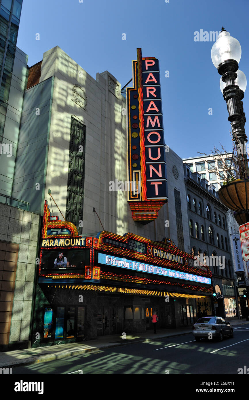 Insegna al neon e foyer d'ingresso del ristrutturato Teatro Paramount, Boston, Massachusetts Foto Stock