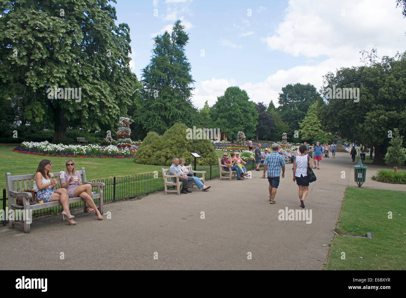 La gente di relax presso la Jephson Gardens, giardini formali in Royal Leamington Spa Warwickshire, Inghilterra, Regno Unito Foto Stock