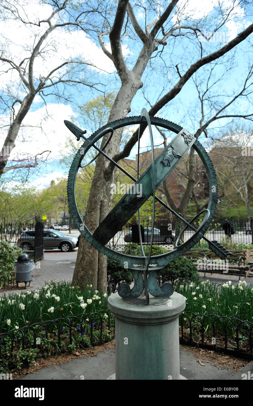 Meridiana e sfera armillare in Sir Winston Churchill Square, Manhattan, New York Foto Stock