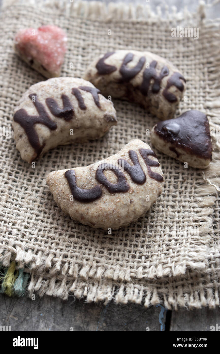 Close up di amore in casa i cookie su sfondo di legno Foto Stock
