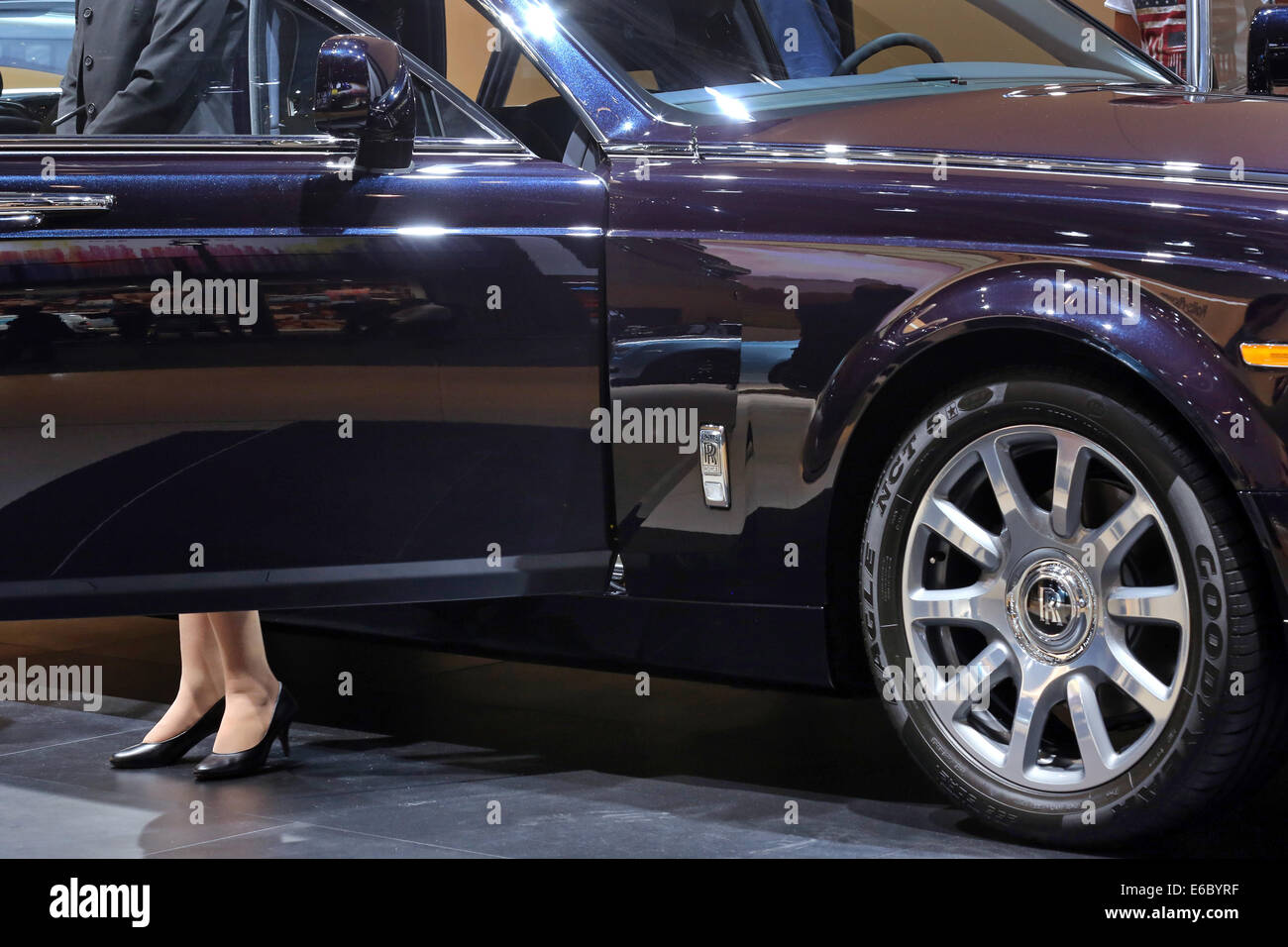Gambe e scarpe di un host femmina presentando un nuovo Rollce Royce auto durante 65th. IAA motorshow 2013, Francoforte, Germania Foto Stock