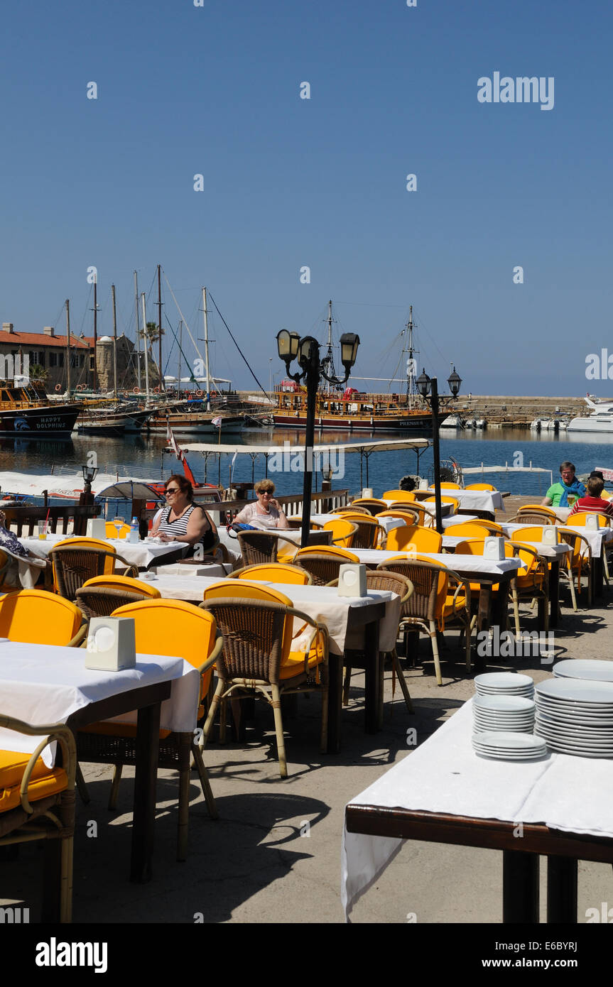 Persone rilassante in un cafe Kyrenia Girne harbour Cipro del Nord Foto Stock