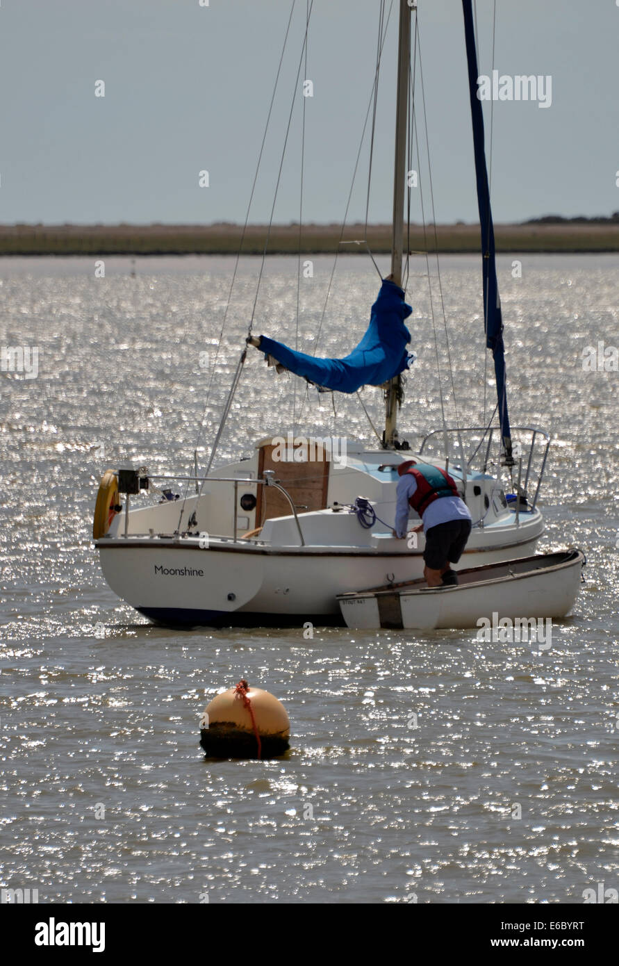 Titolare di pensione o di rendita di imbarco in barca a vela sul fiume ore suffolk Foto Stock