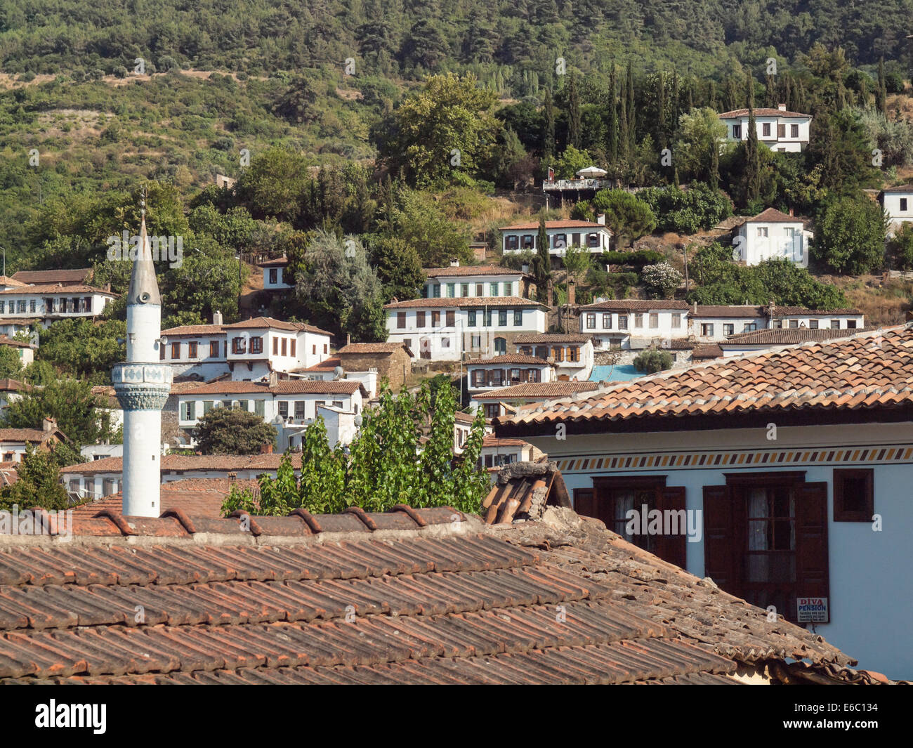 Vista del villaggio turco di sirince nella provincia di Izmir con rossi tetti di piastrelle in primo piano Foto Stock