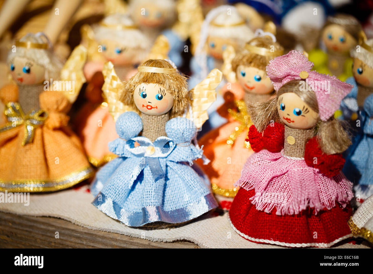 Colorato bielorusso bambole di paglia al mercato. Bambole di paglia sono il più popolare negozio di souvenir dalla Bielorussia e simbolo del paese del C Foto Stock