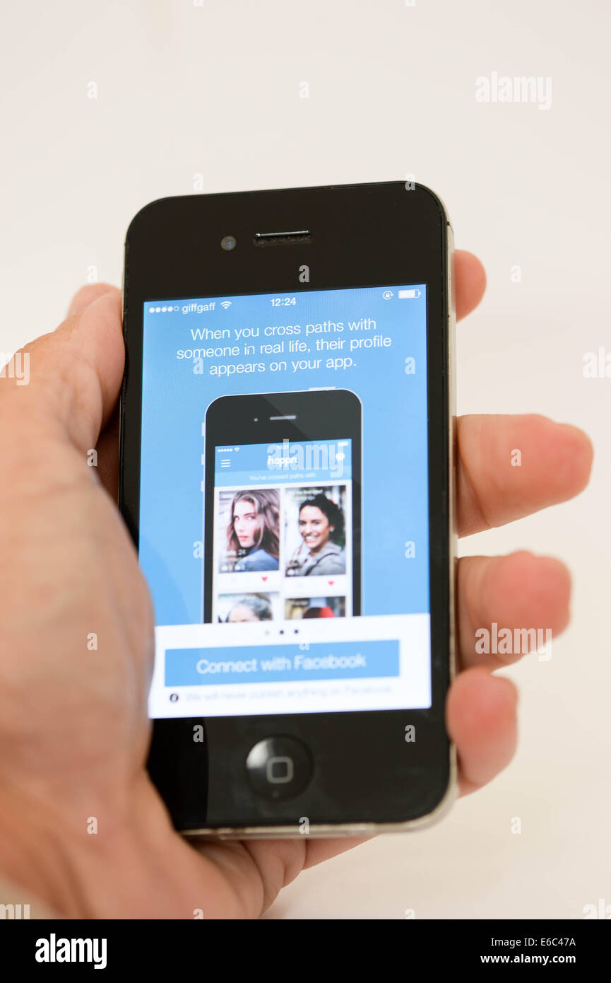 Happn è un nuovo mobile dating app che utilizza il telefono alla posizione a mostrarvi le potenziali corrispondenze. Foto Stock