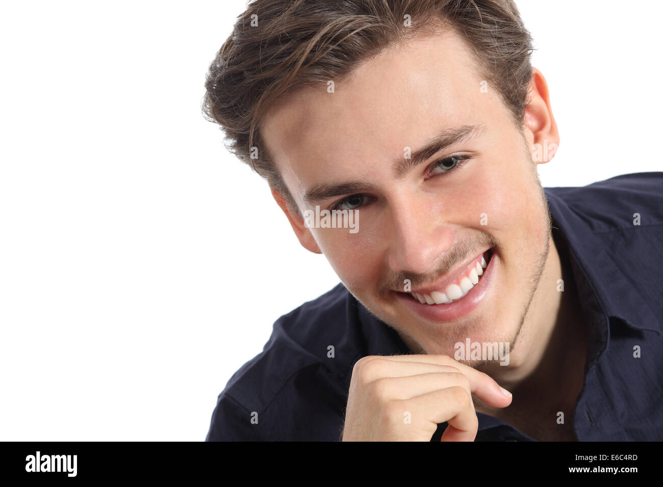 Cura dentale di un uomo felice con perfetto sorriso bianco isolato su uno sfondo bianco Foto Stock