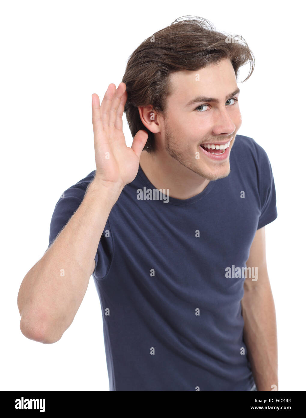 Uomo felice audizione con mano sul orecchio isolato su uno sfondo bianco Foto Stock