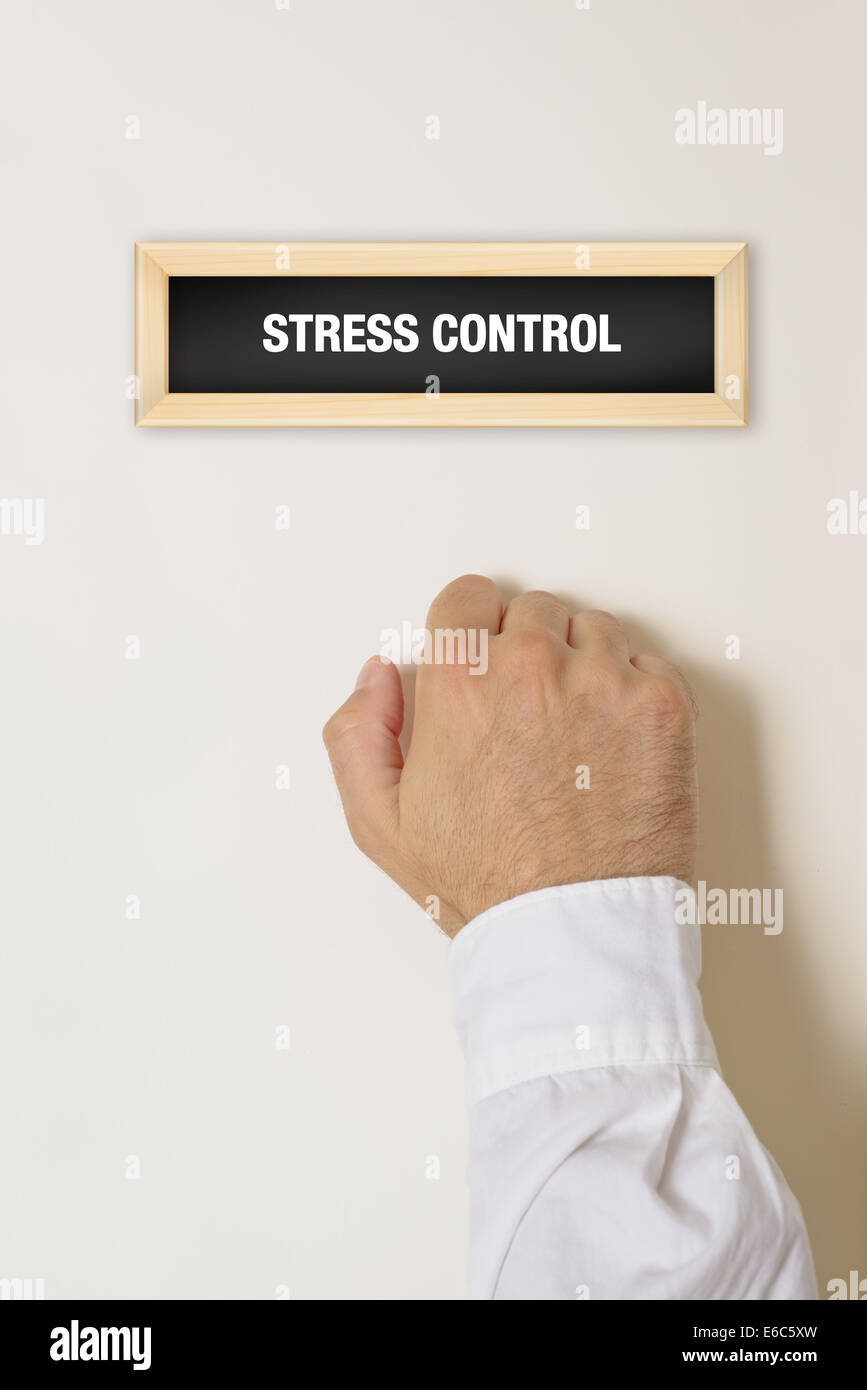 Mano maschio a bussare alla porta di controllo dello stress in ufficio. Foto Stock