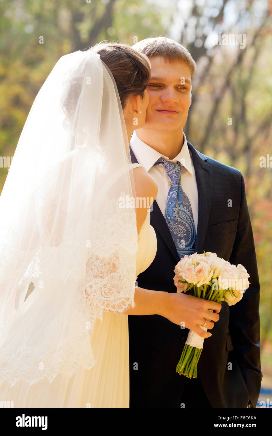 Sposa la bacia lo sposo nel parco Foto Stock