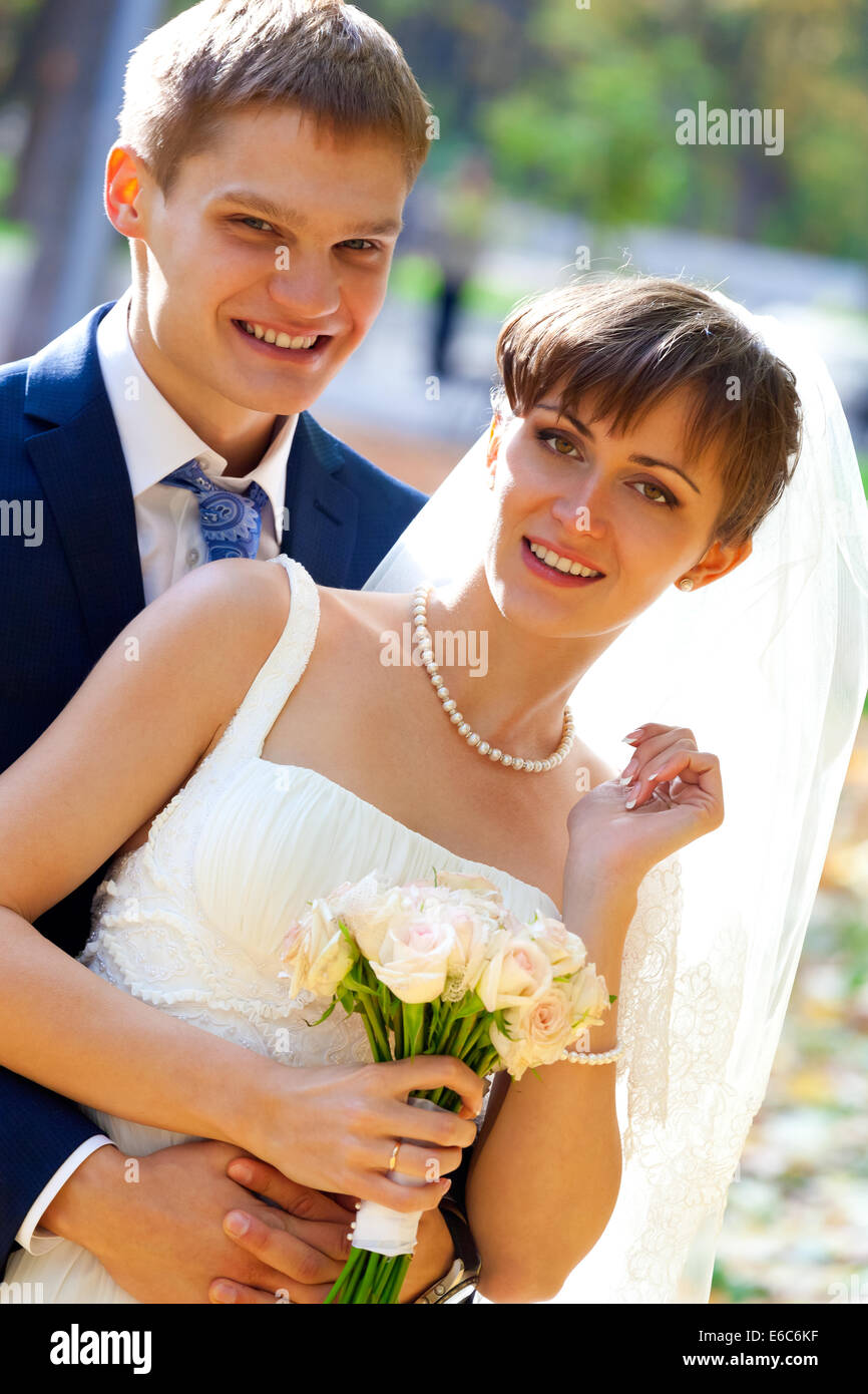 Bella Sposa e lo sposo insieme in posizione di parcheggio Foto Stock
