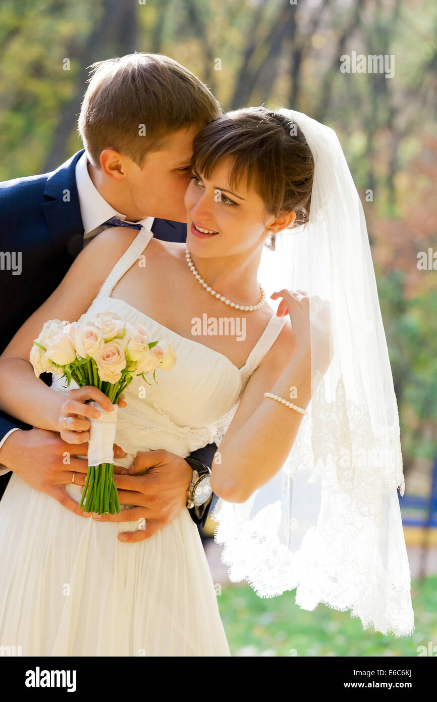 Bella Sposa e lo sposo insieme in posizione di parcheggio Foto Stock