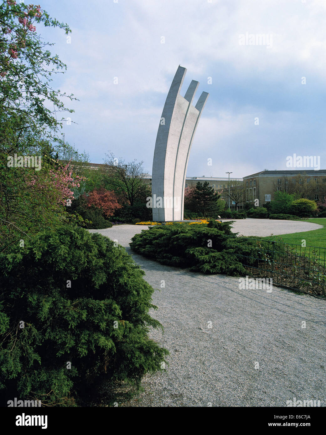 Blocco di Berlino, Berliner Luftbruecke, Luftbrueckendenkmal Eduard von Ludwig auf dem Platz der Luftbruecke am Flughafen in Berlino-tempelhof Foto Stock