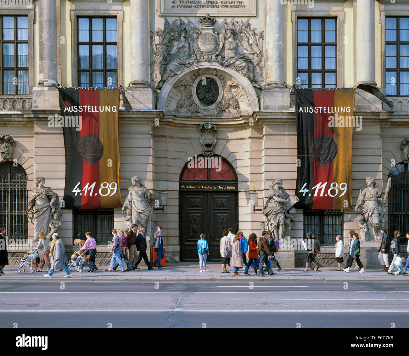 Menschen vor dem Zeughaus Unter den Linden, Museo fuer Deutsche Geschichte, Deutsche Nationalflaggen, Ausstellung 04.11.1989, Alexanderplatz-Demonstr Foto Stock