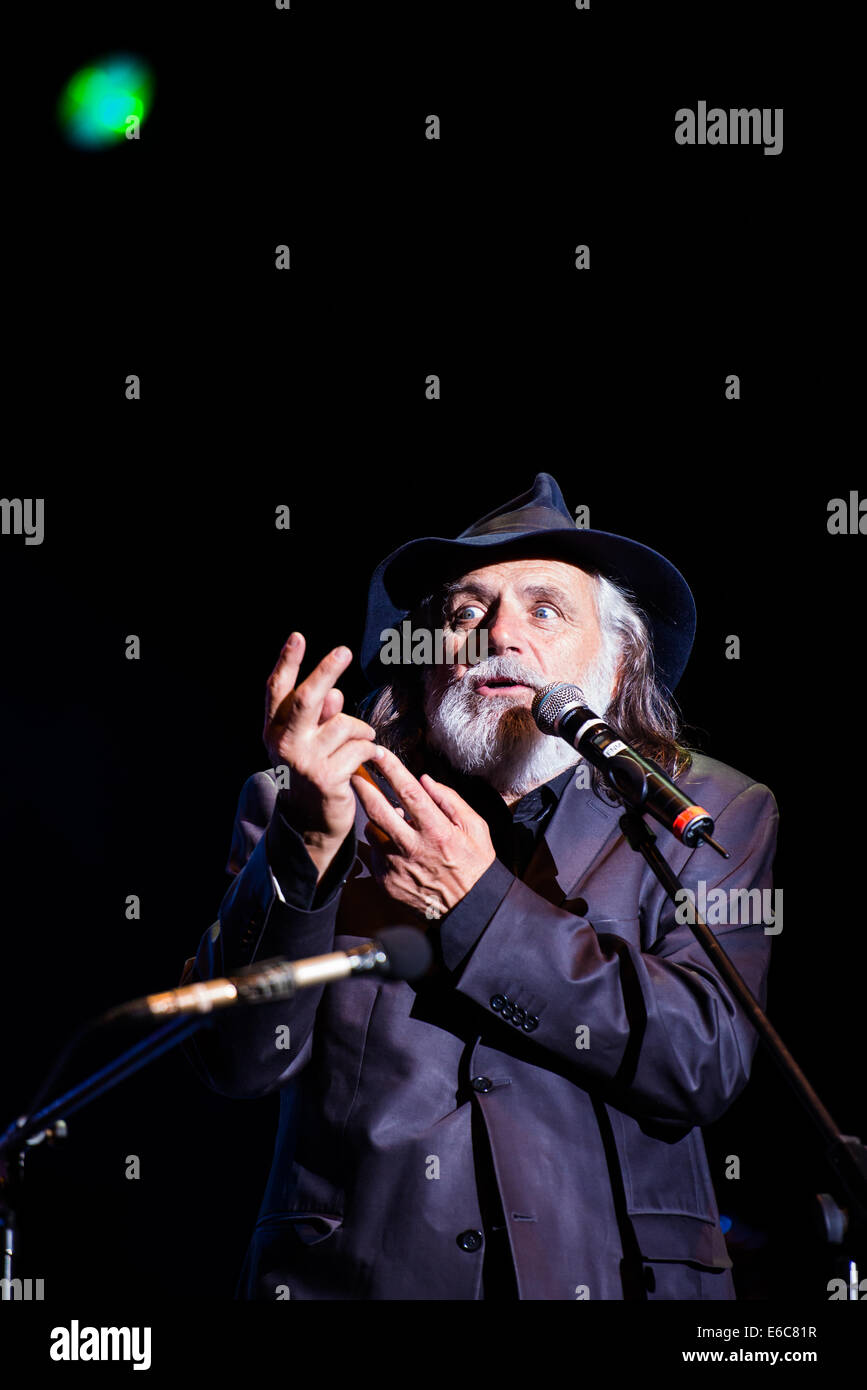 Attore di Hollywood Rade Serbedzija esecuzione dal vivo sul palco come cantante con la sua band al Festival Lent, Maribor, 2014 Foto Stock