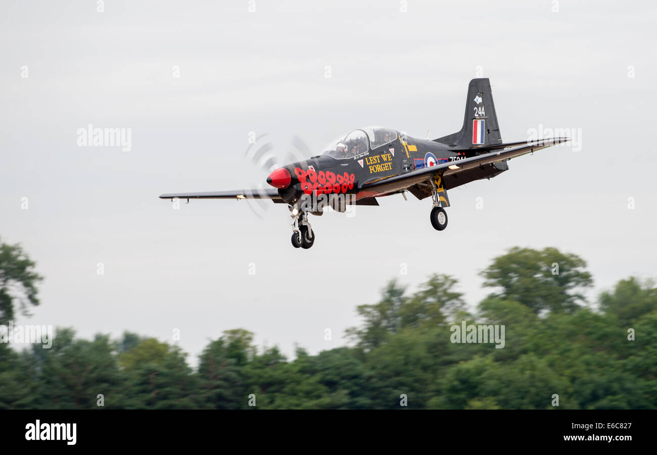 Pantaloncini Tucano T1 in livrea di papavero in avvicinamento al RIAT 2014 Foto Stock