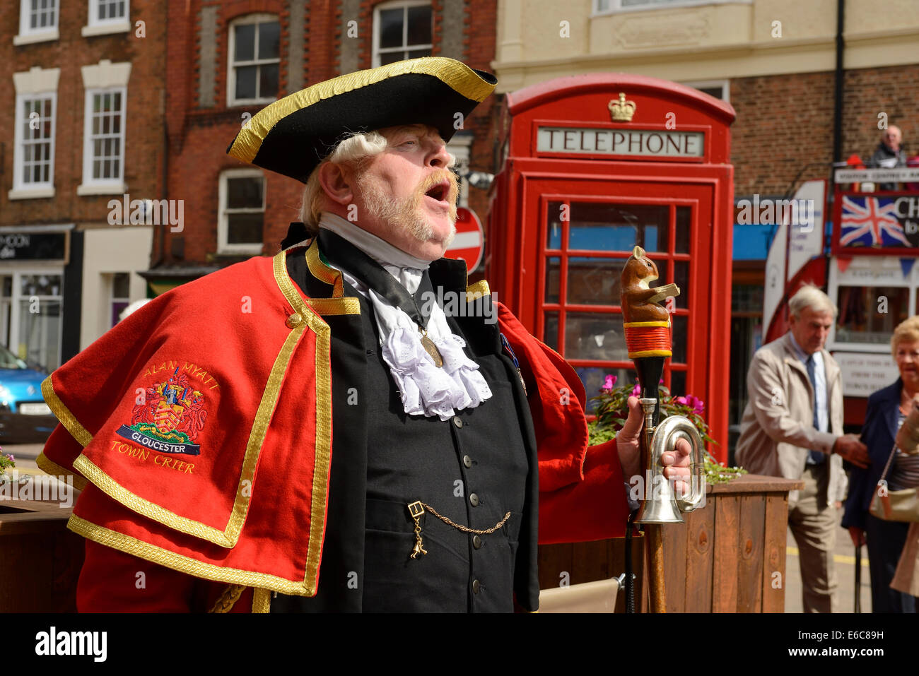 Chester, Regno Unito. 20 Agosto, 2014. Alan Myatt Town Crier per Gloucester al mondo Town Crier torneo essendo mantenuto al di fuori della città di Hall in centro di Chester UK Credit: Andrew Paterson/Alamy Live News Foto Stock