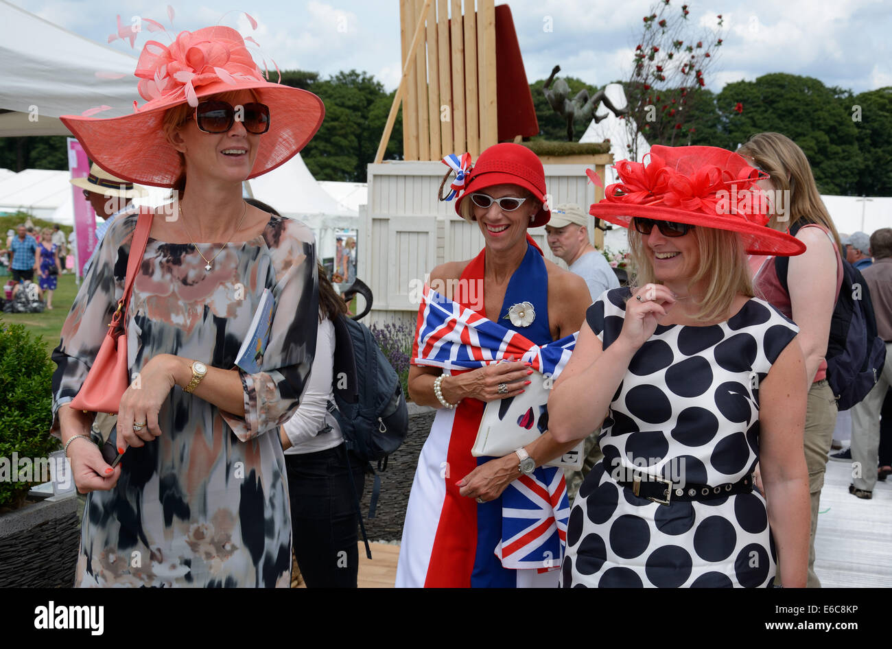 Onorevoli colleghe in cappelli, a Tatton Park RHS mostrano, in Inghilterra. Foto Stock