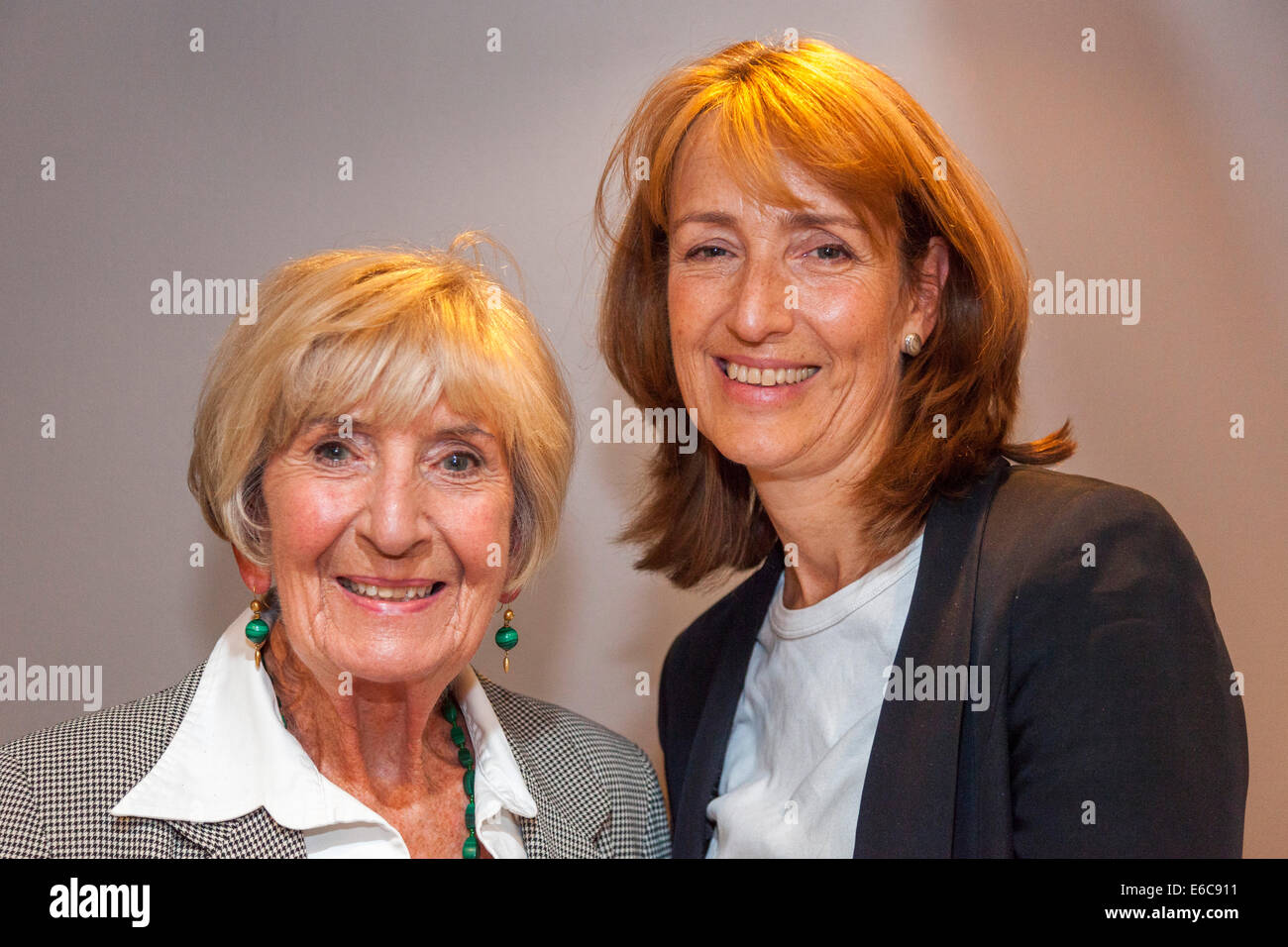 Londra, UK, 19 agosto 2014. Il leggendario del BAFTA Award-winning multi-camera dramma televisivo direttore Moira Armstrong (L) con l'intervistatore Francine Stock (R) in corrispondenza di un evento in Miss Armstrong onore organizzato dal British Film Institute (BFI). Credito: Giovanni Henshall / Alamy Live News PER0424 Foto Stock