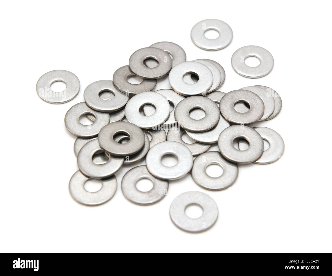 Pila di acciaio inox rondelle piane, isolato su sfondo bianco Foto Stock