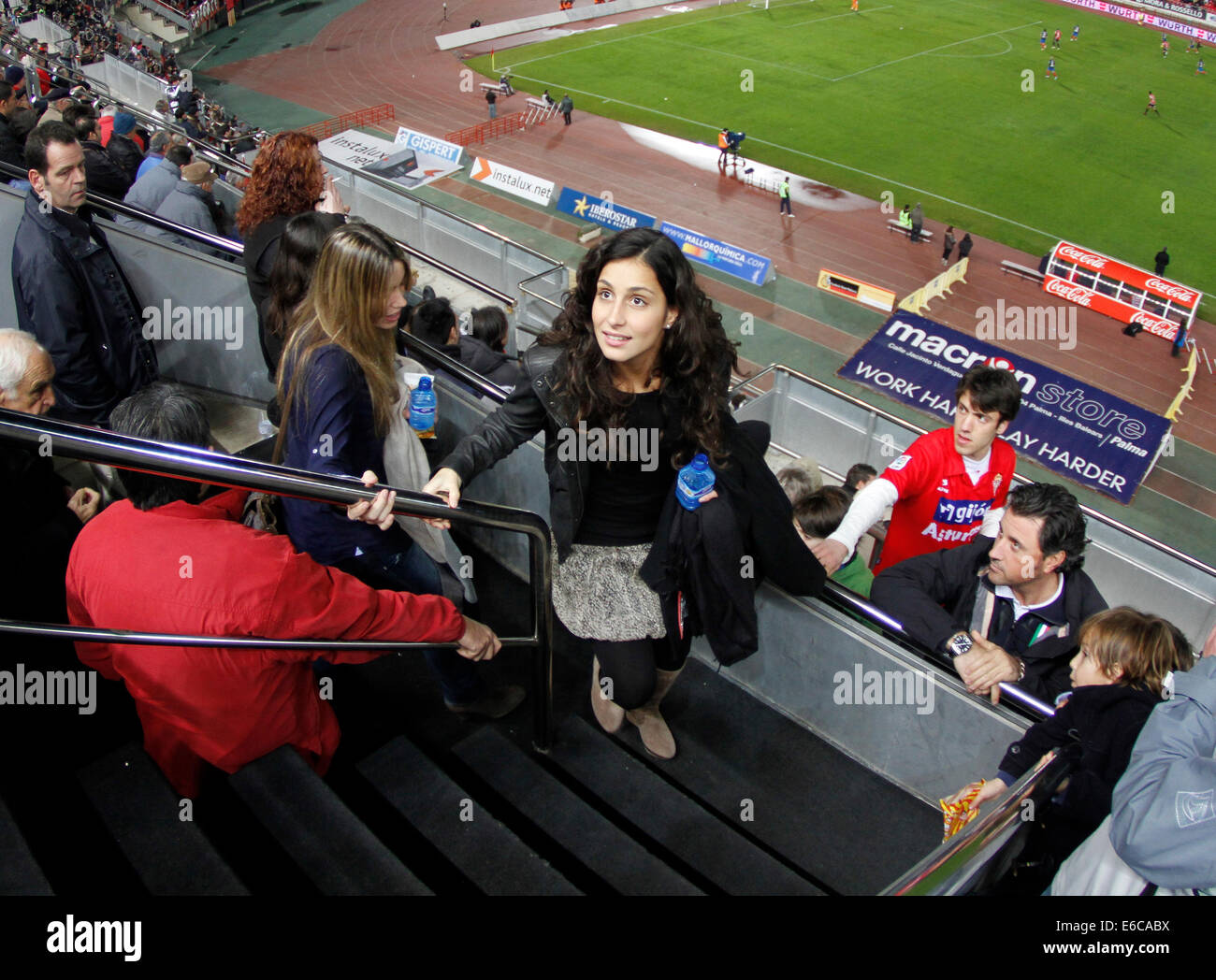 Ragazza e la sorella del giocatore di tennis Rafa Nadal arriva a guardare una partita di calcio a Maiorca, SPAGNA Foto Stock