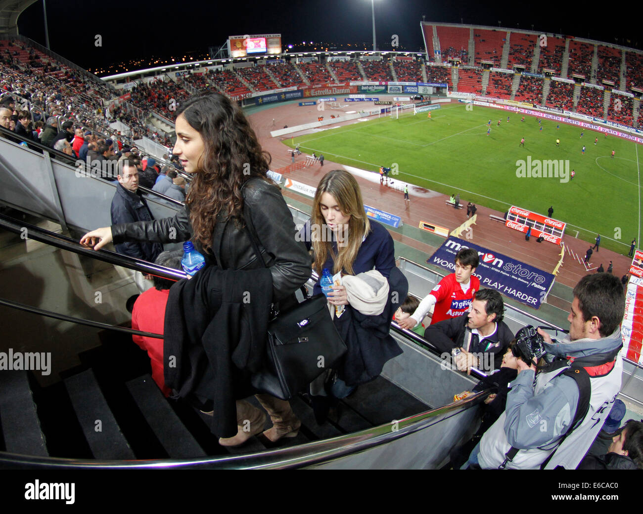 Ragazza e la sorella del giocatore di tennis Rafa Nadal arriva a guardare una partita di calcio a Maiorca, SPAGNA Foto Stock