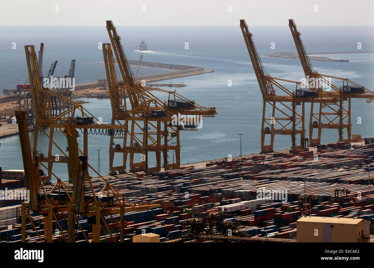 I container per il trasporto merci visto a Barcellona il porto commerciale Foto Stock