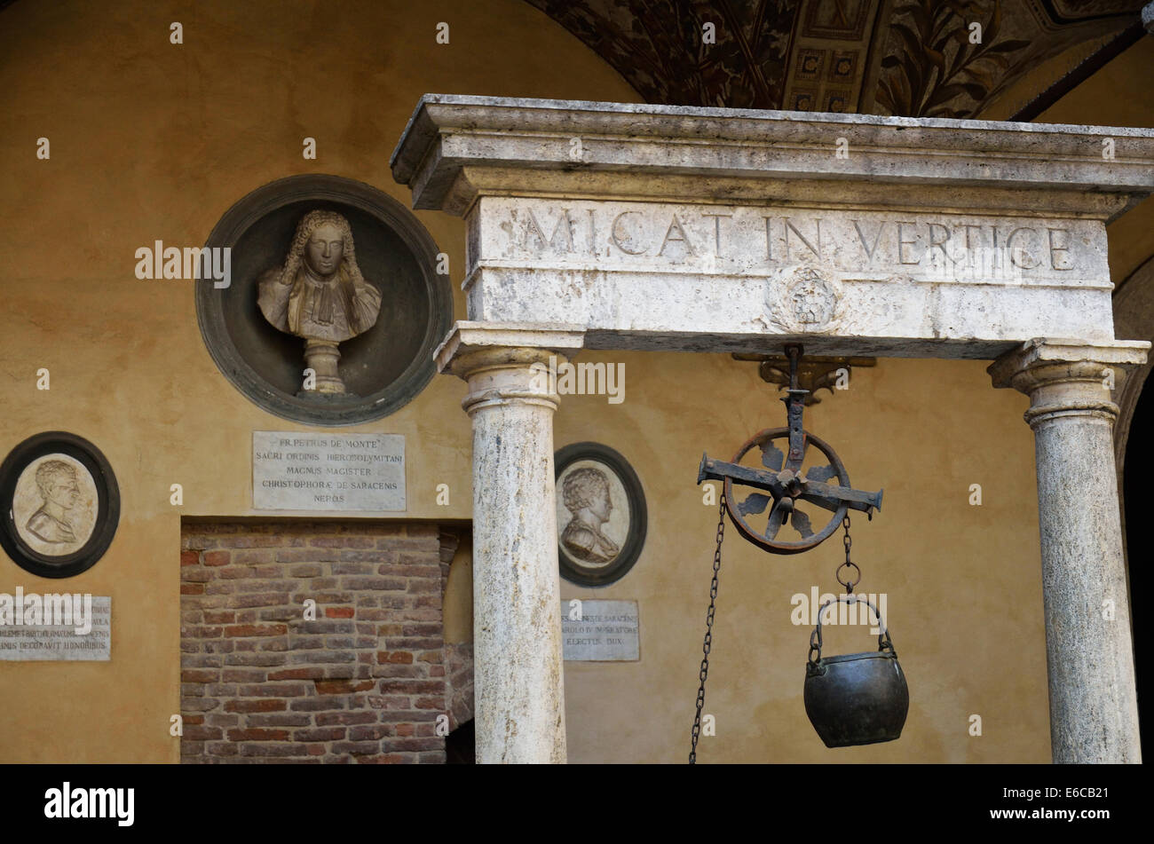 Le statue e le colonne in un cortile a Siena, Toscana, Italia, Europa Foto Stock