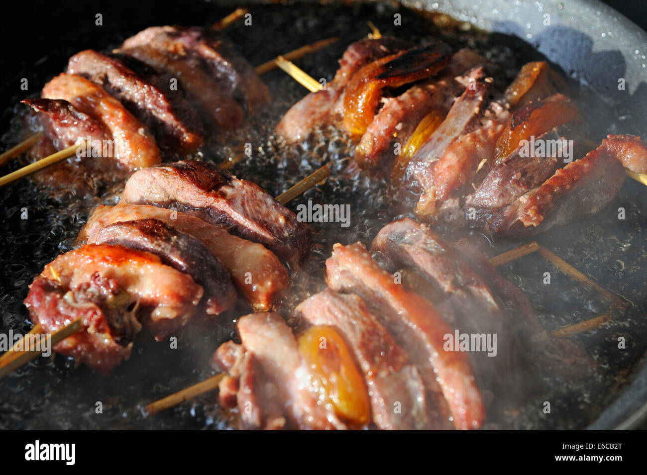 La cottura della carne di anatra in una padella Foto Stock