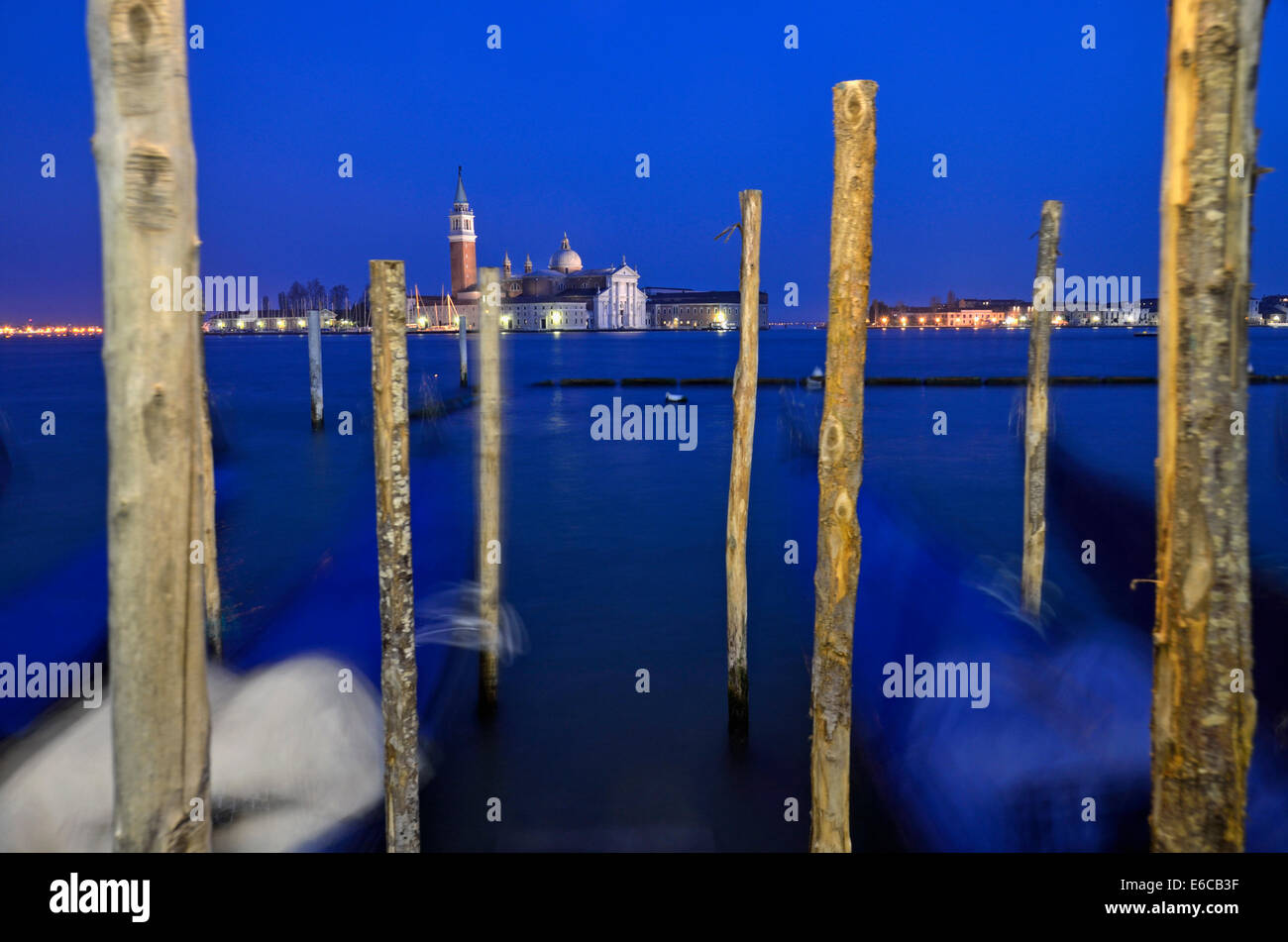 Chiesa di San Giorgio Maggiore e molo con gondole di notte, Venezia, Italia e Europa - di notte Foto Stock