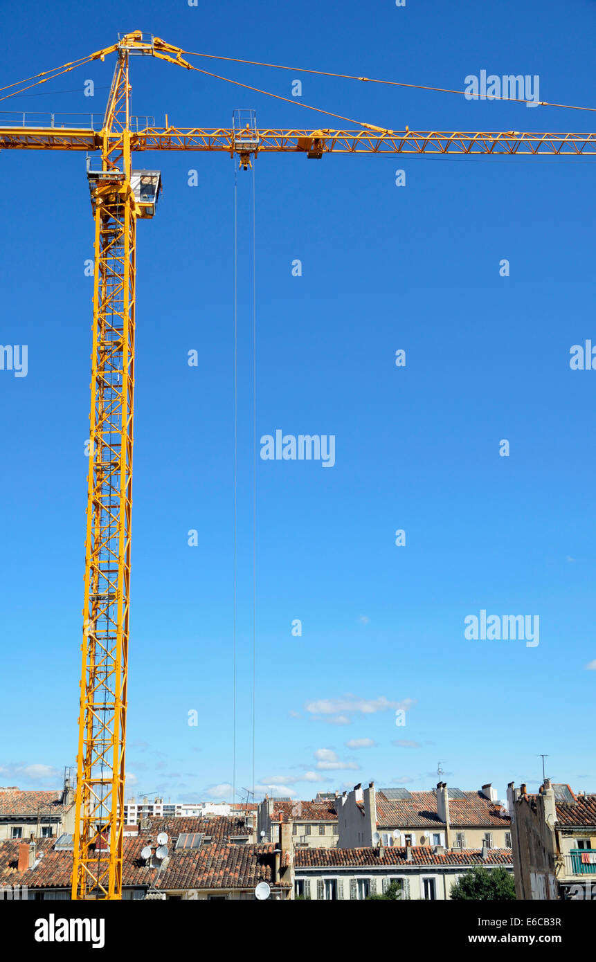 Tall gru su un sito in costruzione, sito di costruzione Foto Stock