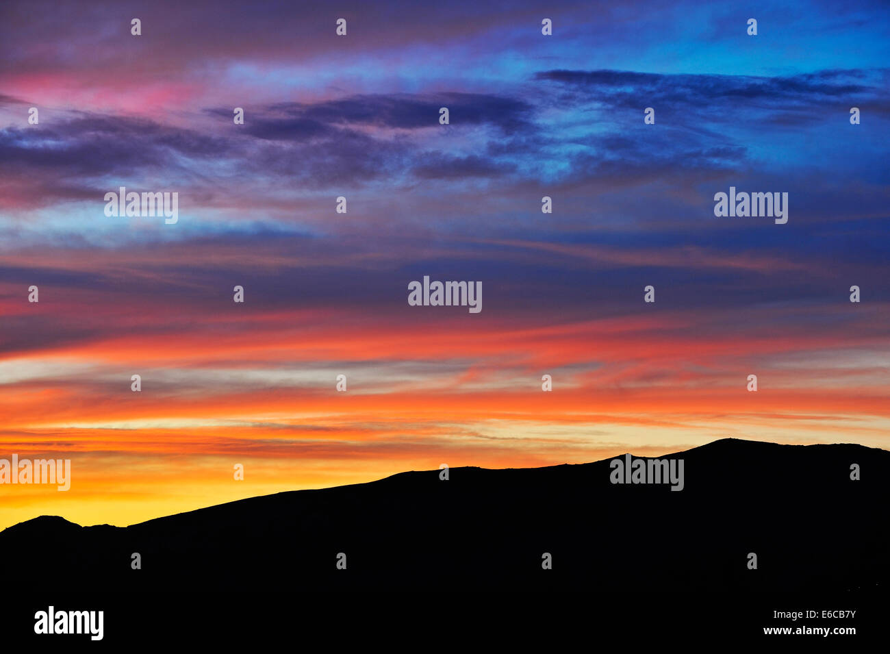 La gamma della montagna e cloudscape all alba con cielo rosso Foto Stock