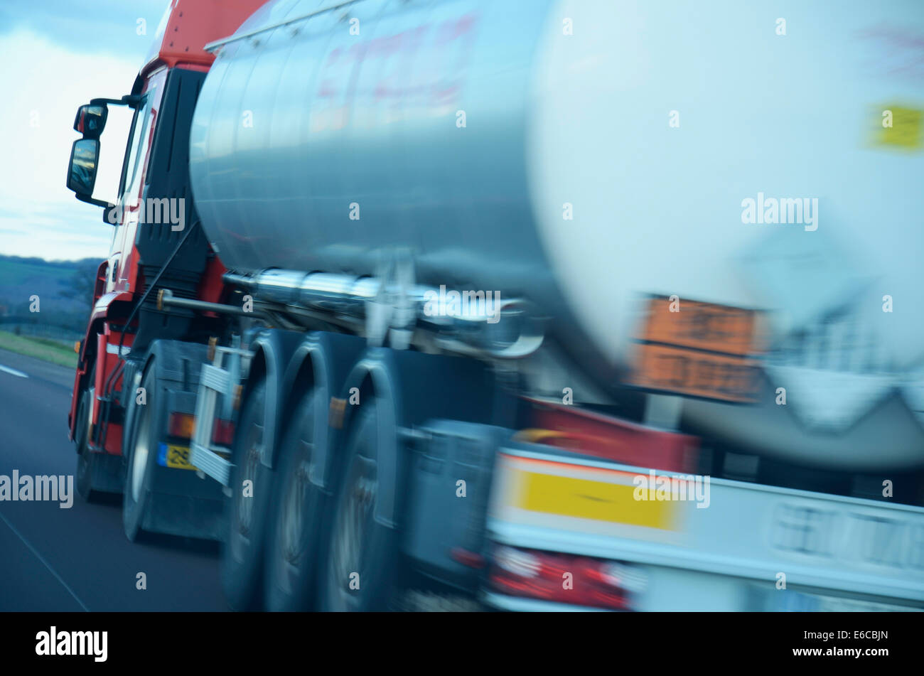 Accelerare il carrello di guida di camion su una autostrada, Francia Foto Stock