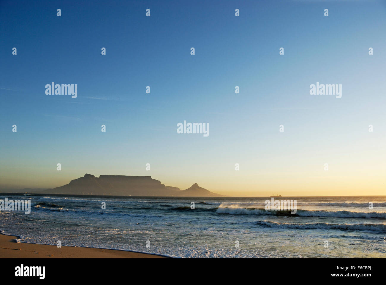 La Montagna della Tavola da Blouberg spiaggia al tramonto, Sud Africa Foto Stock