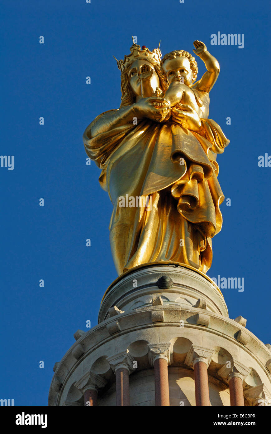 Vergine Maria con Gesù Bambino statua d'oro sulla Cattedrale di Notre Dame de la Garde Basilica, Marsiglia, Francia, Europa Foto Stock