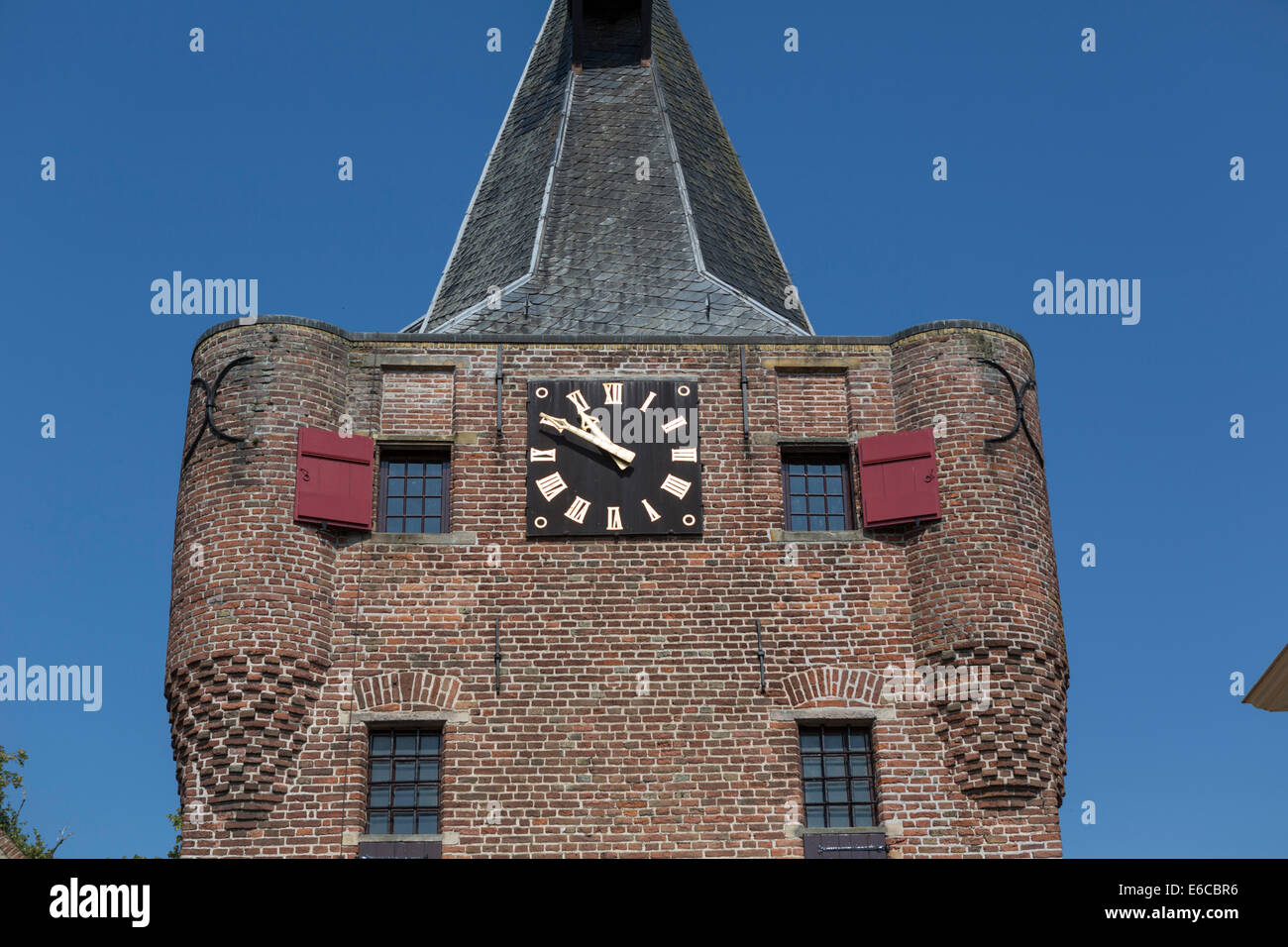 La torre della porta della città di Elburg, una vecchia città anseatica nella provincia di Gelderland nei Paesi Bassi Foto Stock