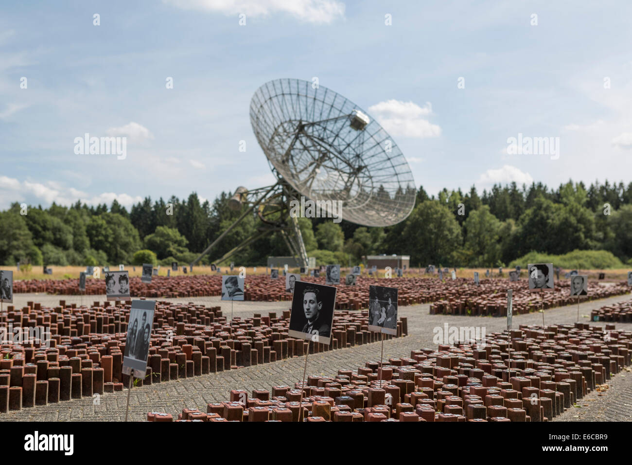 L'ex campo di concentramento "kamp westerbork' con l'osservatorio radio sullo sfondo nel Netherlandsd Foto Stock