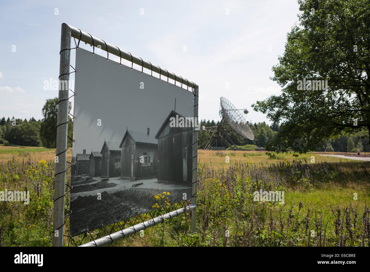 L'ex campo di concentramento "kamp westerbork' con l'osservatorio radio sullo sfondo nei Paesi Bassi Foto Stock
