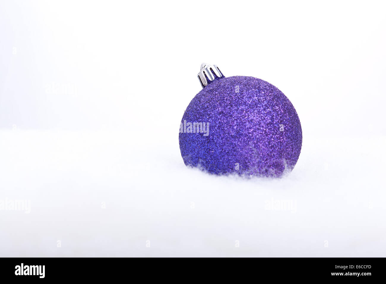 Viola scintillante palla di Natale su sfondo bianco Foto Stock